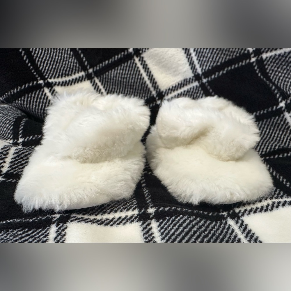 Source Unknown Kids Fluffy White Slippers